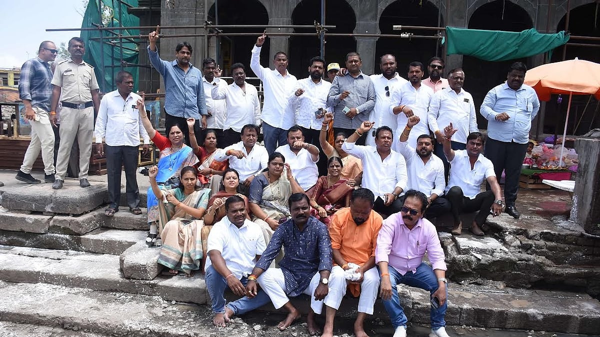 Nashik: Shiv Sena (UBT) Leaders Enter Godavari At Ramkund, Protest Sewage Pollution In Sacred River