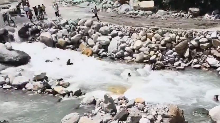 Video: Narrow Escape For Punjab Tourists Swept Away By Parvati River In Himachal Pradesh