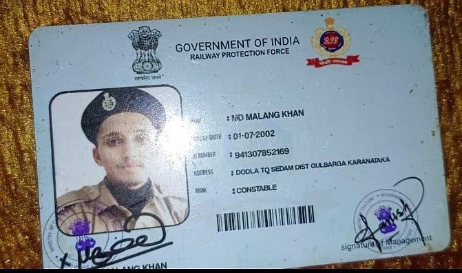 Man Posing As RPF Personnel Caught Ticketless In Mumbai AC Local By Two Alert Women TTIs