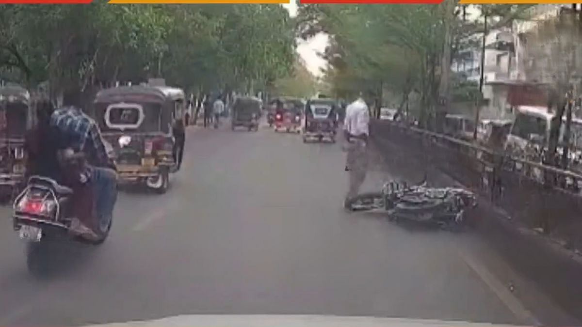 Maharashtra: Biker Without Helmet Falls After Latur Traffic Police Steps In Front Of Vehicle To Stop Him; Video Sparks Outrage