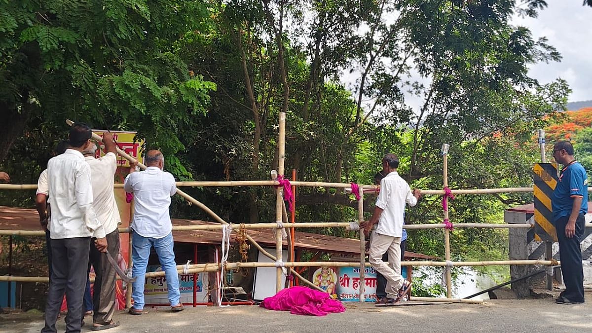 Rickshaw drivers install a symbolic bamboo barricade on Pen's Bhogavati Bridge to demand permanent safety railings following a fatal accident