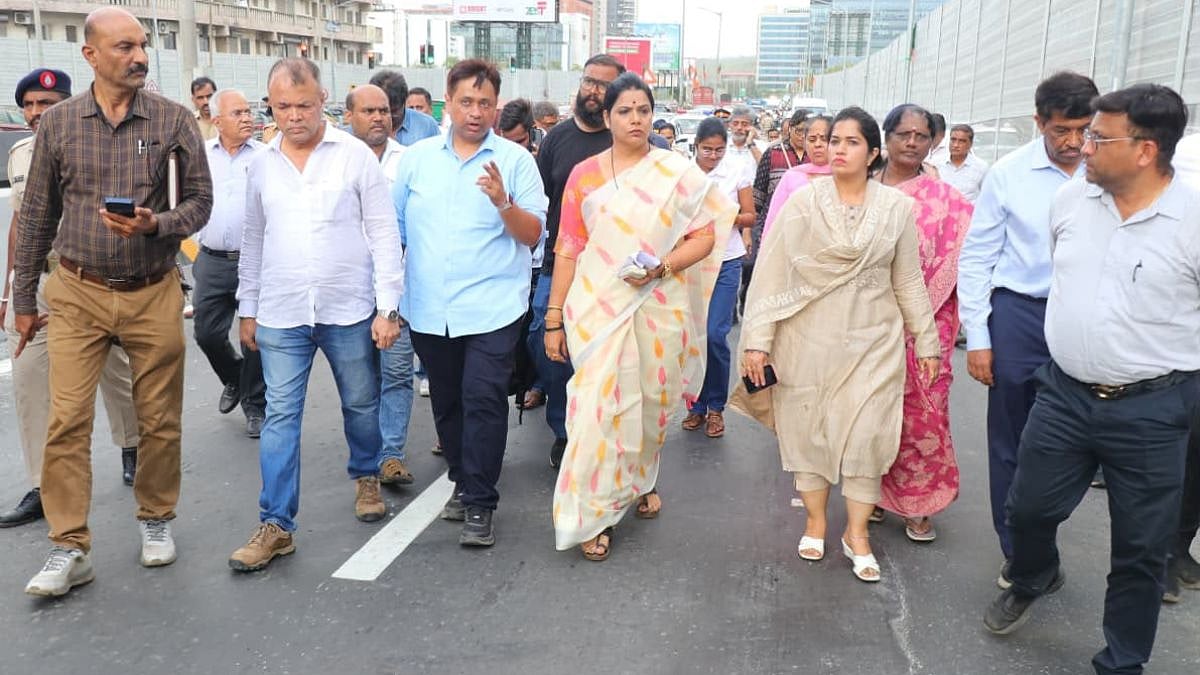 'Flyover Quality Is Good': Mumbai Mayor Ritu Tawde Inspects Goregaon's Mrunaltai Gore Flyover Extension Amid Online Criticism