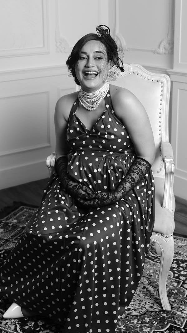 The mom-to-be slipped into a chic polka-dotted dress featuring a sweetheart neckline and a relaxed, flowy silhouette that beautifully highlighted her baby bump.