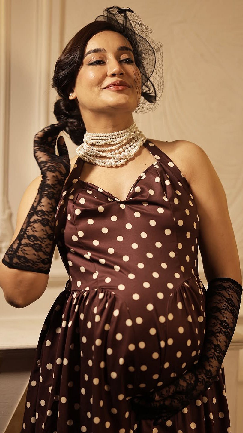 The standout element of the ensemble was undoubtedly the multiple layers of pearl necklaces, which brought timeless sophistication and retro charm to the photoshoot.