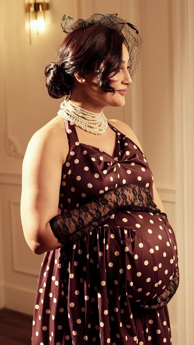 Surbhi opted for fresh, glowing makeup featuring radiant skin, rosy cheeks, subtle eye makeup, and pink-toned lips that enhanced her natural pregnancy glow.