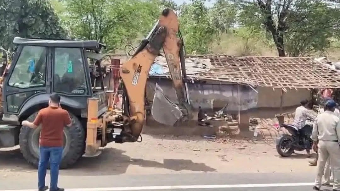 Admin Clears Encroachments From Highway Black Spot In Jhabua
