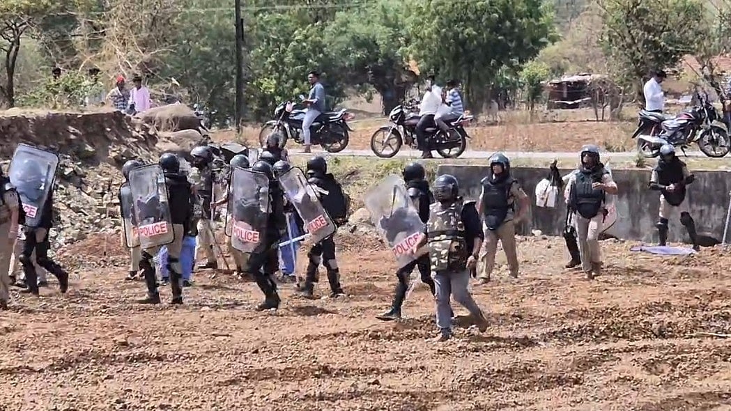 Villagers Pelt Stones At Police During Encroachment Drive In Palsodi; 3 Policemen Injured