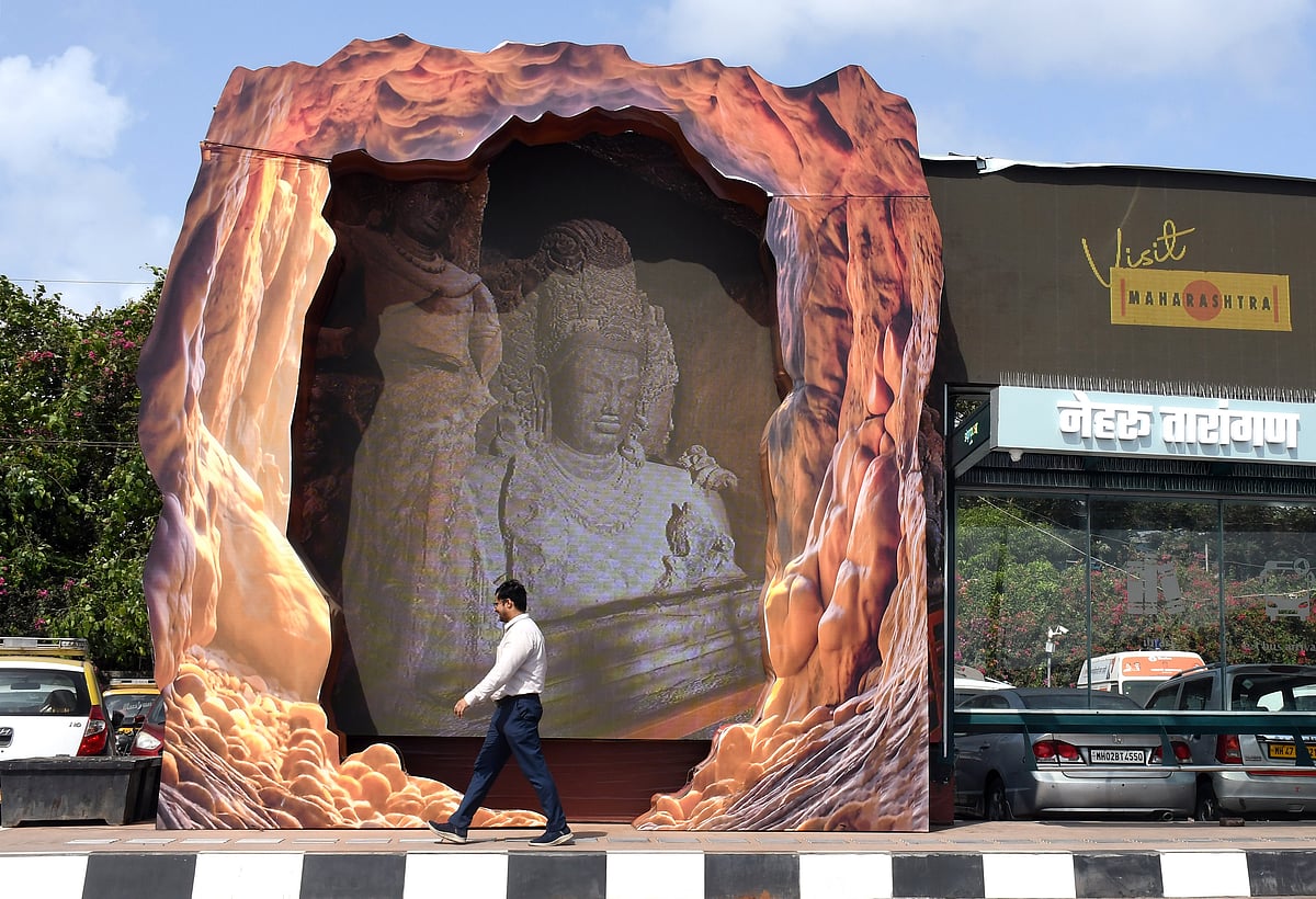 A digital screen installed at the bus stop displaying images of the Ajanta and
Ellora caves to promote Maharashtra tourism