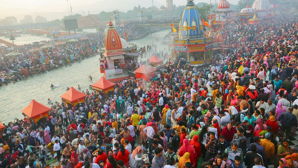 Devotees Take Holy Dip In Haridwar On The Occasion Of Somvati Amavasya; Offer Prayers To Lord Shiva And Ancestors 