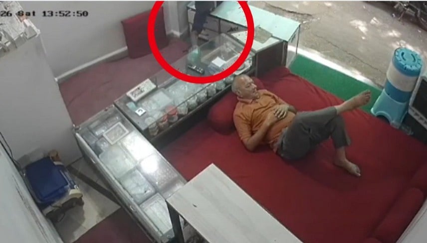 Masked Thief Lifts 5 Kg Silver From Jewellery Store While Owner Sleeps In MP's Guna-- VIDEO