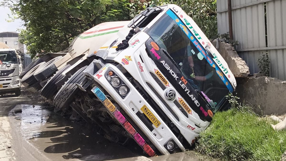 Thane Accident: Heavy Tanker Overturns After Slipping Into Drain Near Mankoli Bridge, Causing Massive Traffic Gridlock