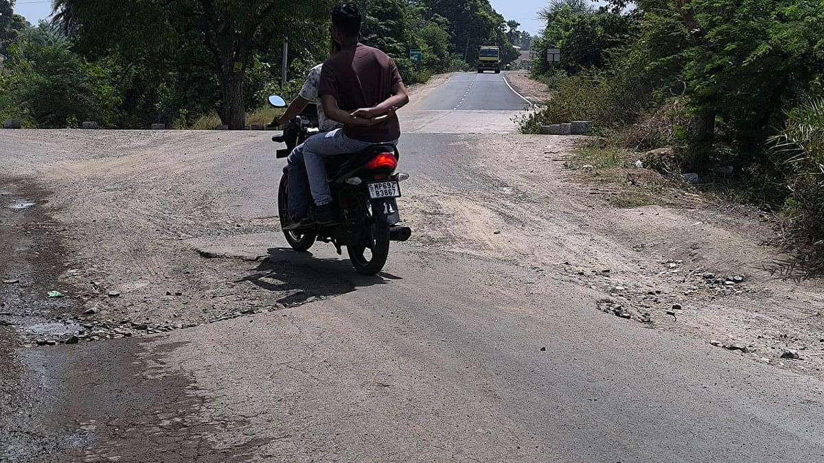 Potholes Make Travel Difficult On Khandala-Aalirajpur Stretch