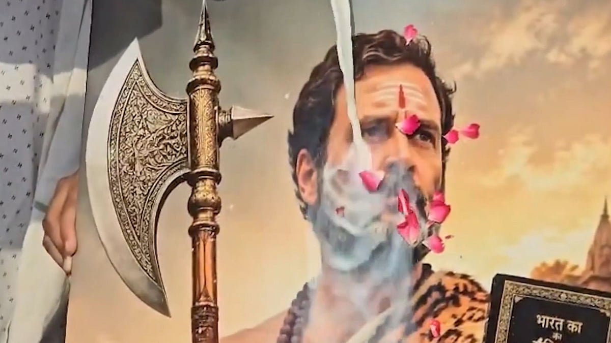 Youth Congress Workers Pour Milk On Rahul Gandhi Portrait Depicted As 'Lord Parashurama' In Varanasi As Part Of LoP's Birthday Celebrations - VIDEO