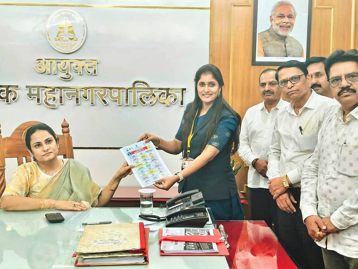 Kunda Bacchav With Nashik Municipal Commisisoner