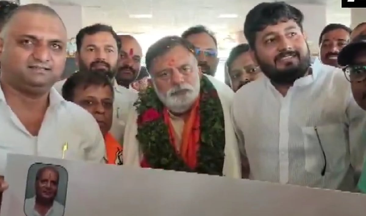 VIDEO: Shiv Sena (UBT) MP Rajabhau Waje Gets Grand Welcome In Nashik For Remaining 'Loyal' Amid 'Operation Tiger' 