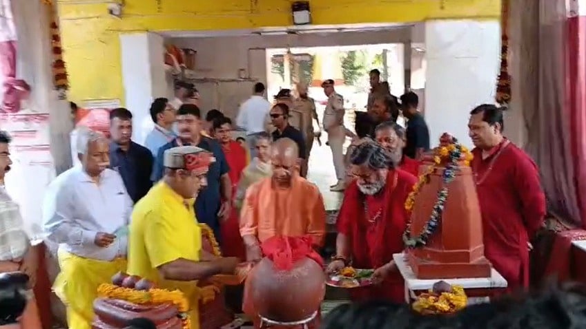 UP Chief Minister Yogi Adityanath Offers Prayers At Datia's Pitambara Peeth, Performs Jalabhishek-- VIDEO