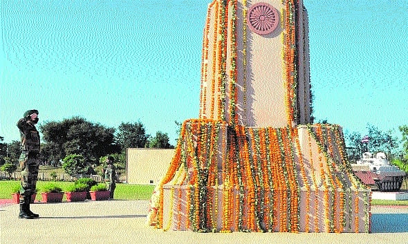 Operational Readiness & Indigenous Technologies Highlighted During Raksha Rajya Mantri’s Visit To Sudarshan Chakra Corps In Bhopal