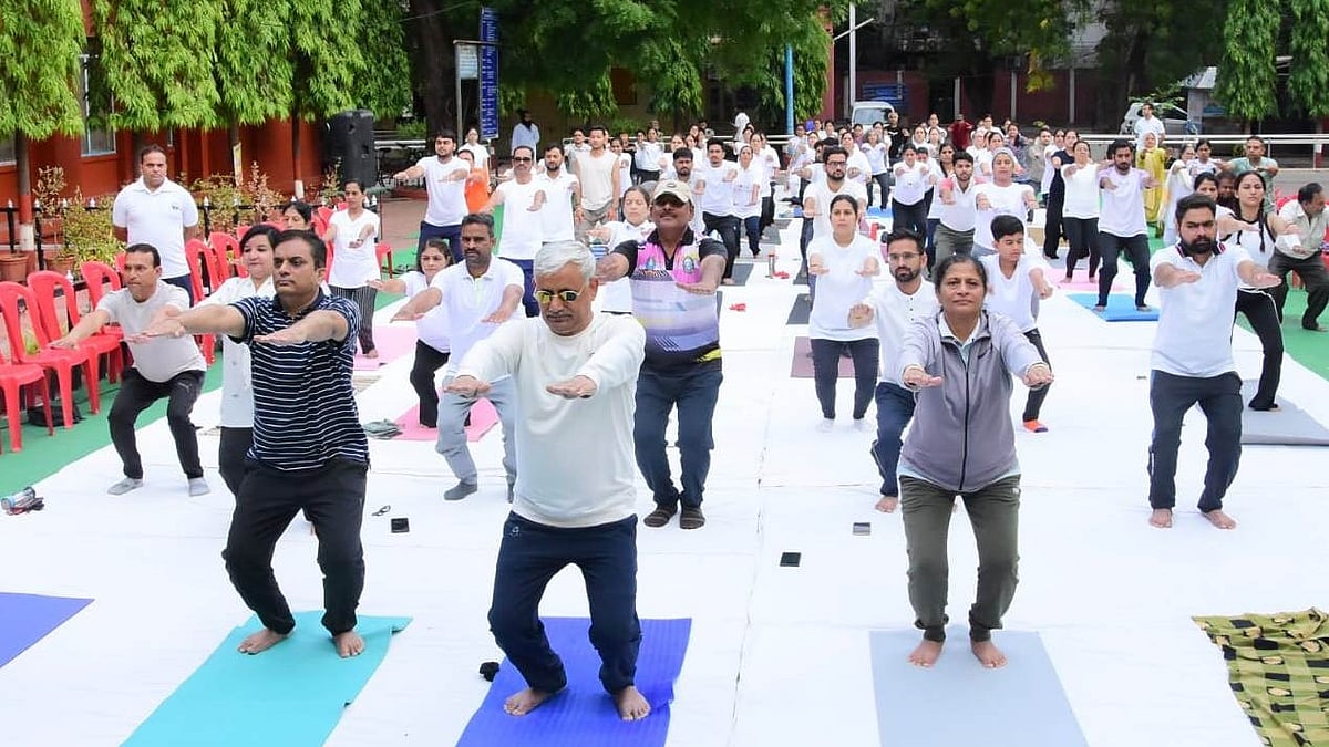150 Join International Yoga Day Event At Devi Ahilya Vishwavidyalaya In Indore