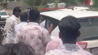 Angry Crowd Corners BJP MLA At Health Centre Inauguration Event In Jawad
