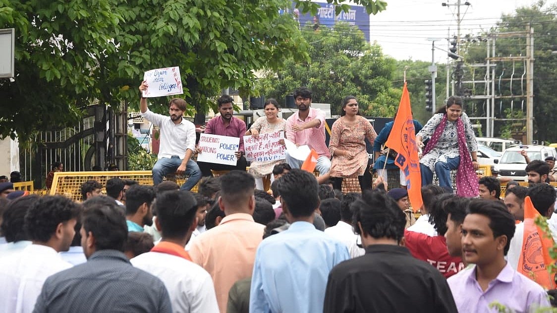 ABVP Holds Protest In Bhopal, Demands Removal Of Liquor Shop Near MLB Girls' College-- VIDEO