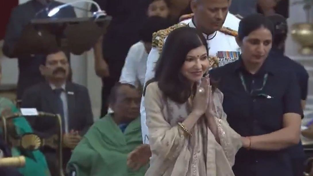 ‘Is She Okay?’: Netizens Express Concern After Alka Yagnik’s Padma Bhushan Ceremony Video Goes Viral