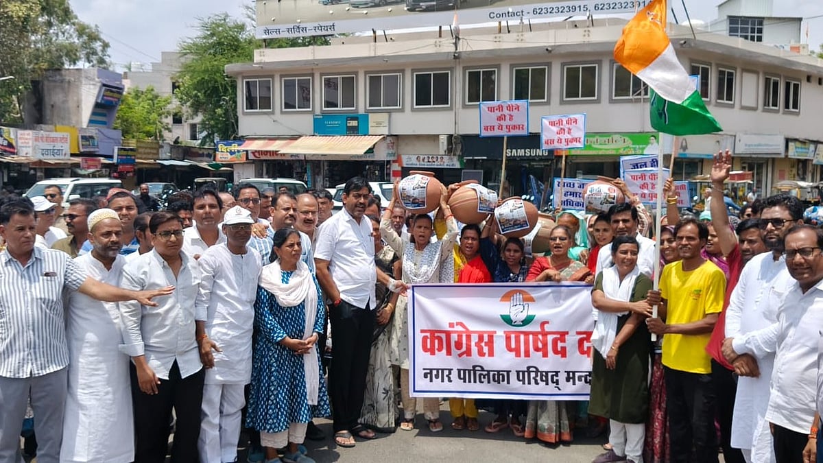 Congress Breaks Earthen Pots To Protest Water Crisis In Mandsaur