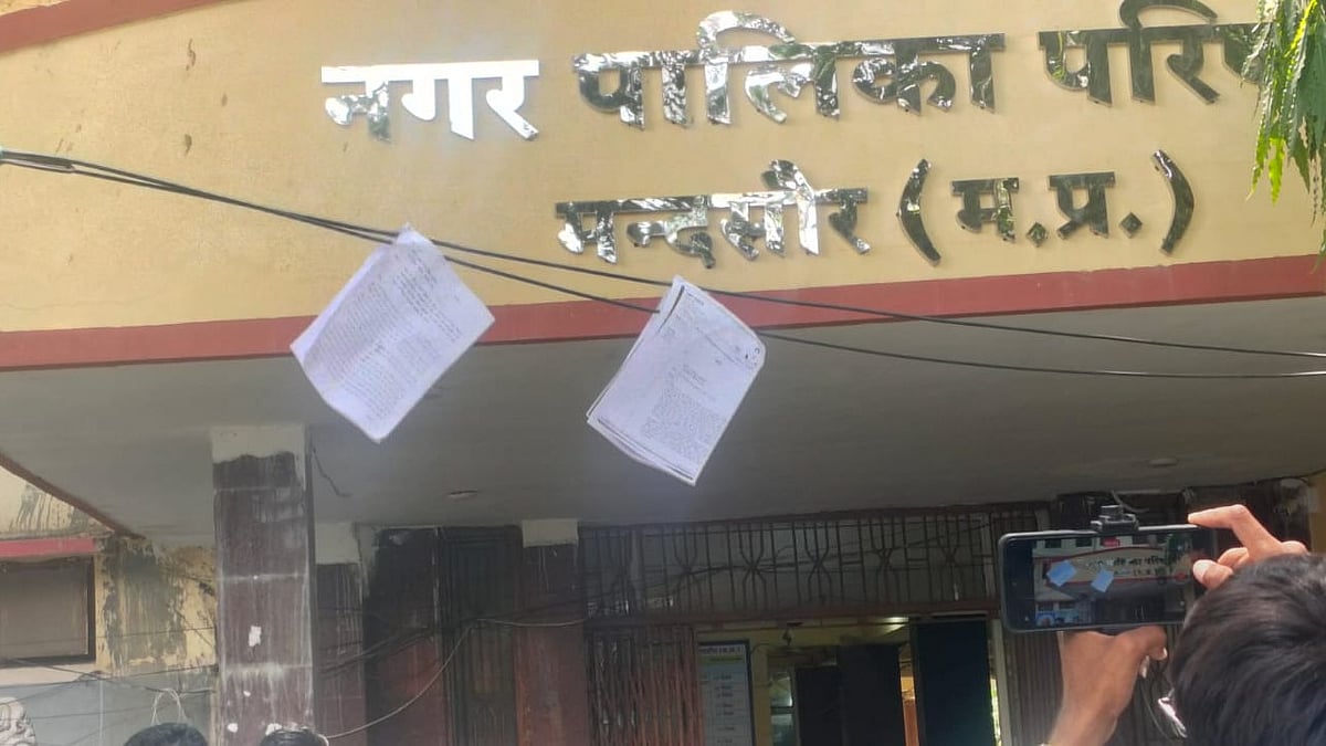 Congress Hangs Memorandum On Main Gate Wire In Absence Of Officials In Mandsaur
