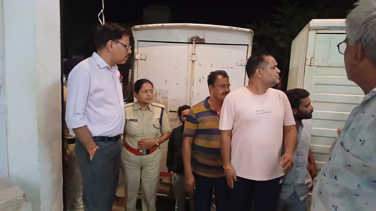 Courier Office Employee Stabbed, ₹50k Looted