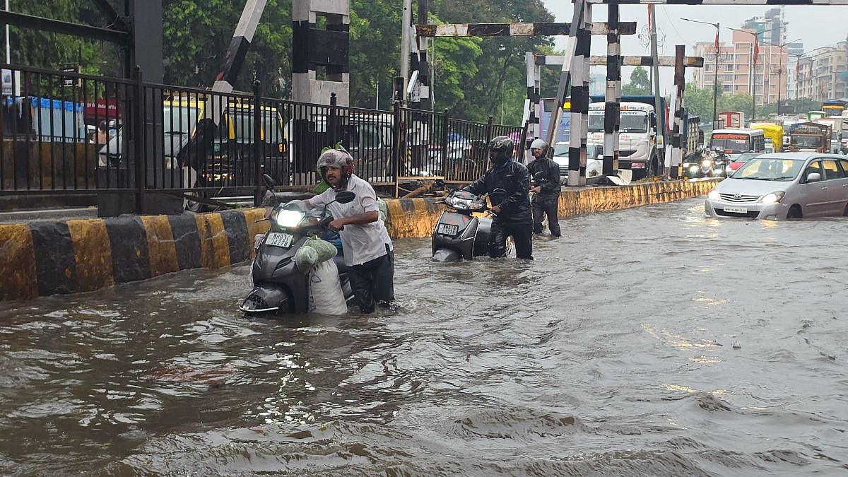 Mumbai Monsoon Mayhem: Over 300 mm Rainfall Triggers Widespread Waterlogging, Disrupts Traffic & Train Services; IMD Issues Orange Alert | Video