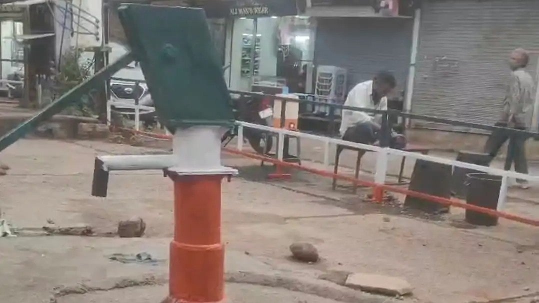 Municipal Staff Draw Flak For Painting Railing In Reverse Tricolour Pattern