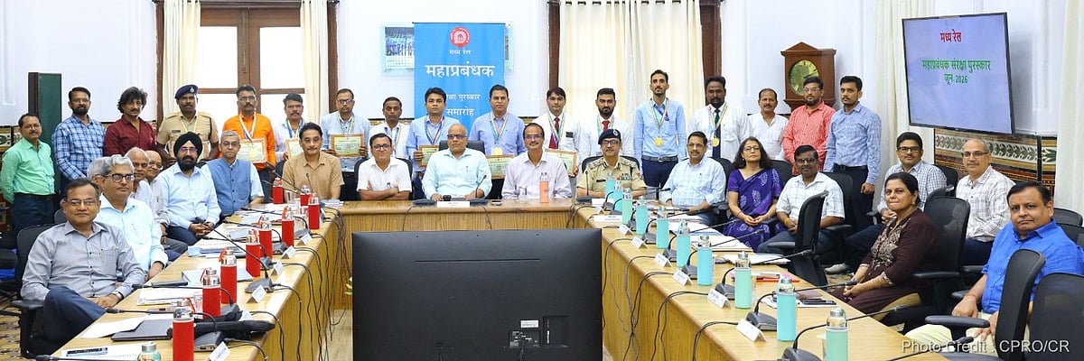 General Manager presents Safety Award to 11 employees of Central Railway