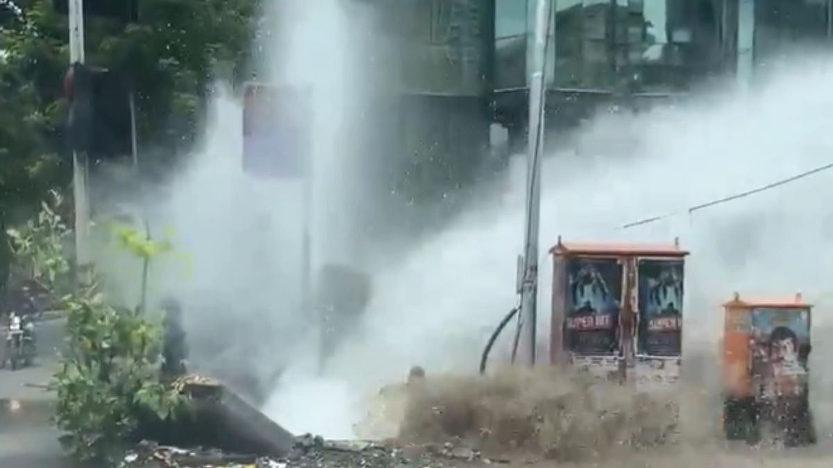 Mumbai: Massive Water Pipeline Burst Reported In Andheri West; Viral Video Shows Heavy Water Leakage Near Link Road