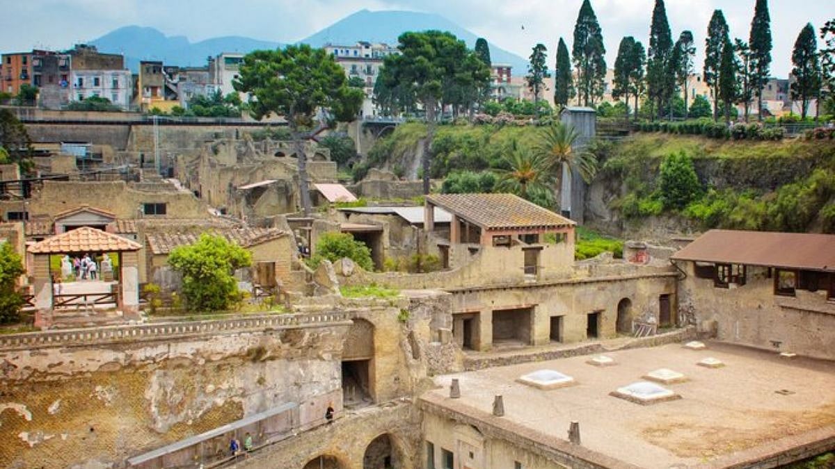 AI Deciphers 2,000-Year-Old Herculaneum Papyrus Scroll Burnt In Vesuvius Eruption Without Unrolling It