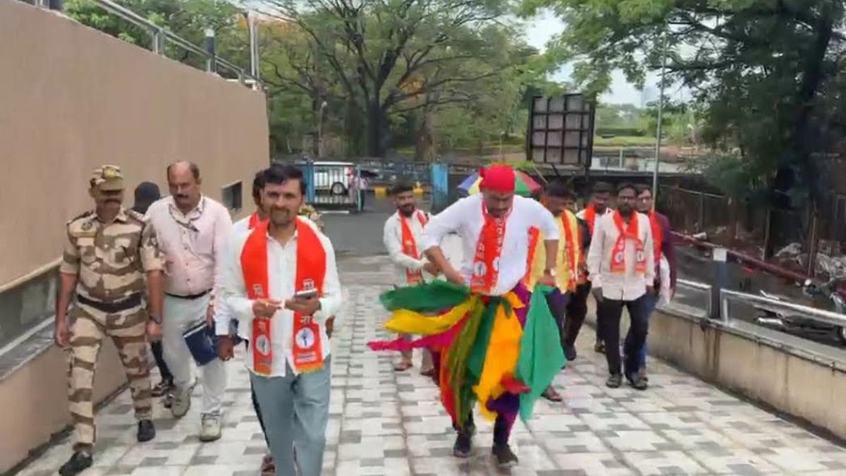 Shiv Sena Stages 'Beat the Drum, Wake the Officials' Protest Against Illegal Encroachments; MIDC Assures FIR Within 7 Days
