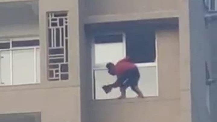 Pune: Video Of Man Cleaning Building Window From Outside Without Support In Chandni Chowk Raises Safety Concerns