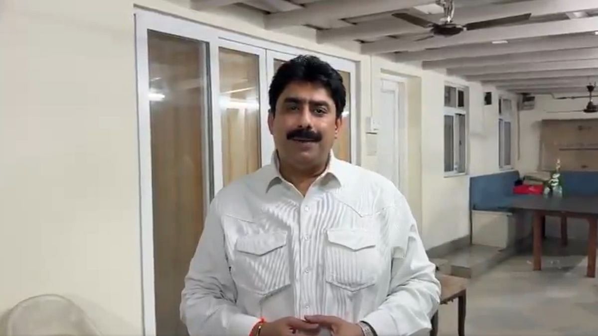 Shiv Sena MP Sanjay Dina Patil Threatens Journalists, Later Apologises After Backlash And Media Boycott | Video