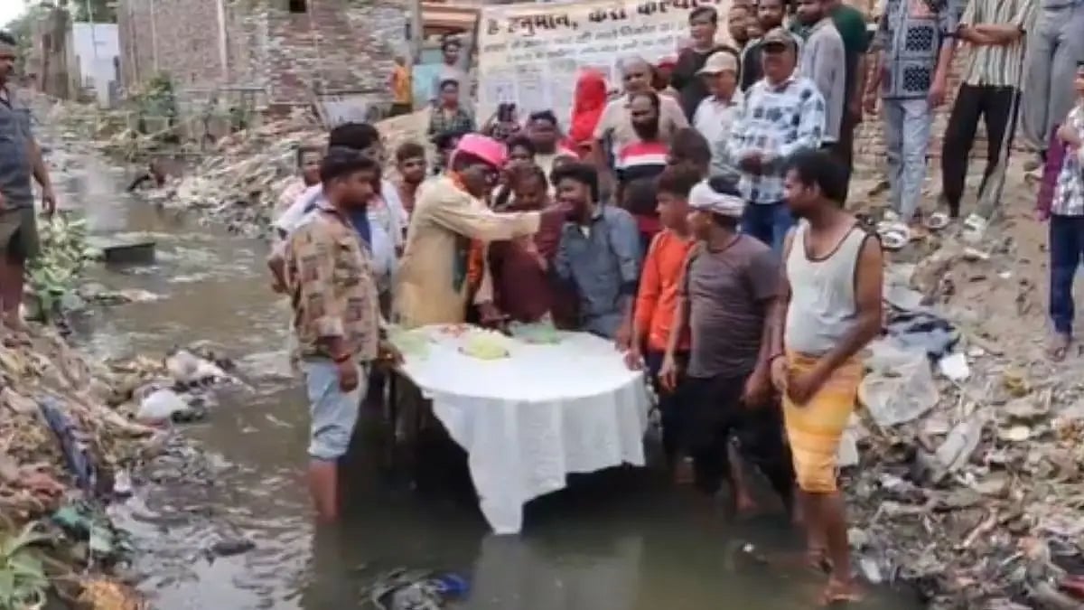 WATCH! BJP Councillor Celebrates Birthday Inside Sewage Drain To Protest Civic Neglect In Agra 