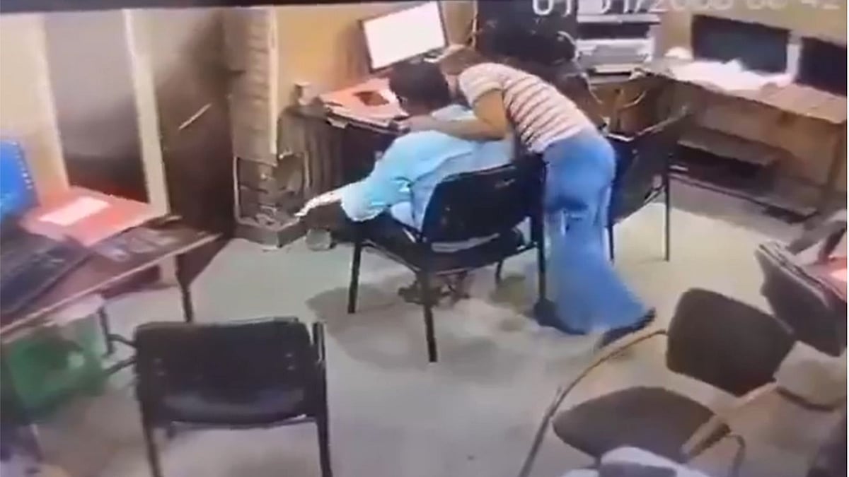 Caught On Camera: Woman Constable 'Kisses' Male Colleague Inside UP's Jalaun Police Station; Viral Video Leads To His Suspension