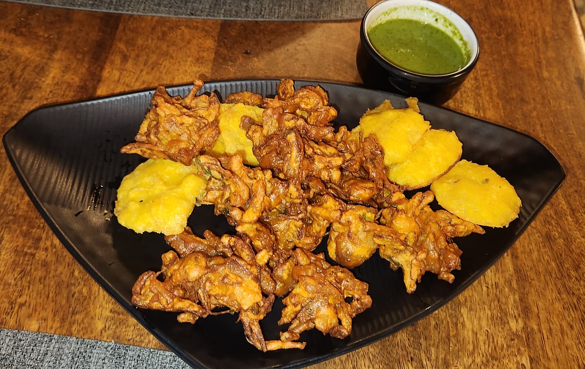 Potato bhajiya and onion pakoda