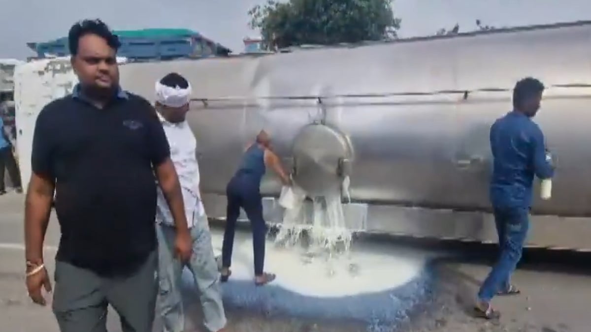 Milk Tanker Overturns On Delhi-Jaipur Highway Near Kotputli; Residents Rush To Collect Spilled Milk - VIDEO