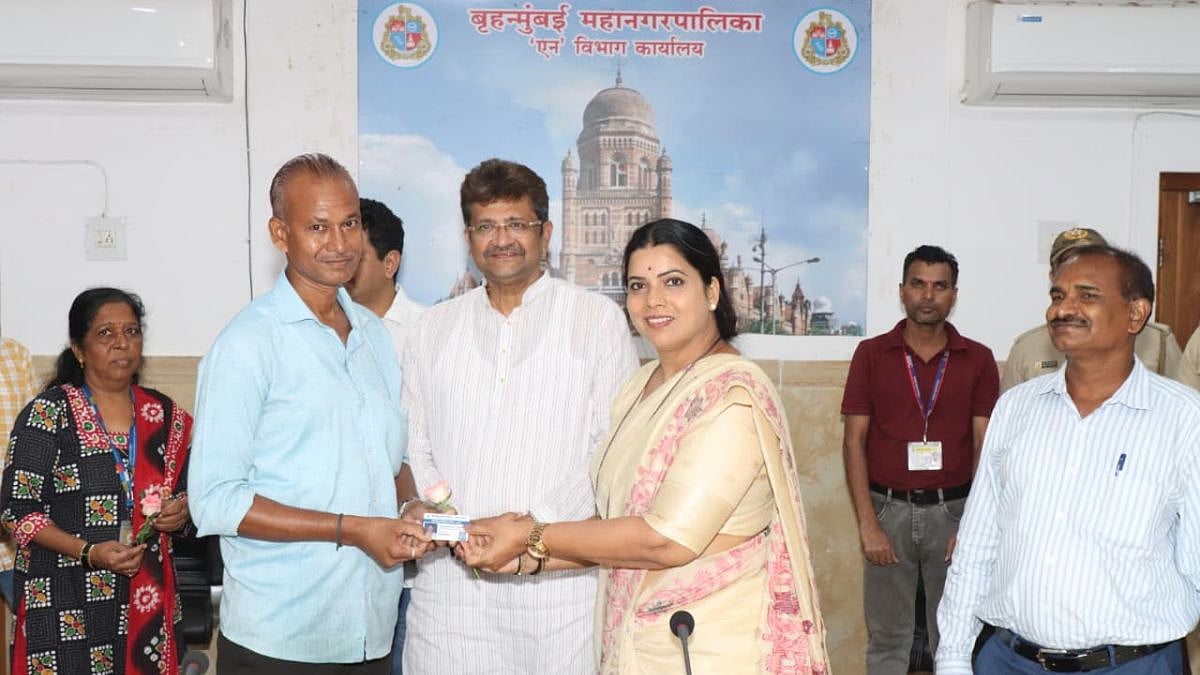Mumbai: BMC Begins Issuing QR Code ID Cards To Registered Hawkers To Curb Illegal Vending