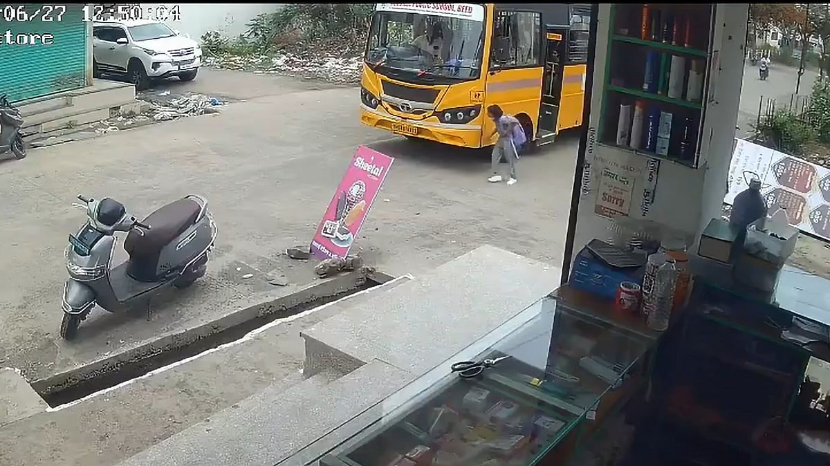 Beed School Bus Accident: Girl Injured After Being Hit By Bike While Crossing Road; Netizens Debate Safety Concerns