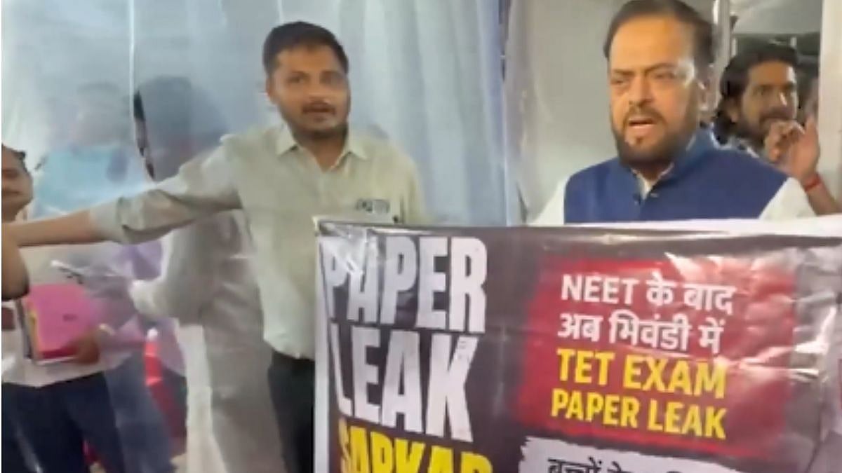 'Paper Leak Sarkar Weak!': Samajwadi Party MLA Abu Azmi Protests Against TET Paper Leak Amid Maharashtra Monsoon Session - VIDEO