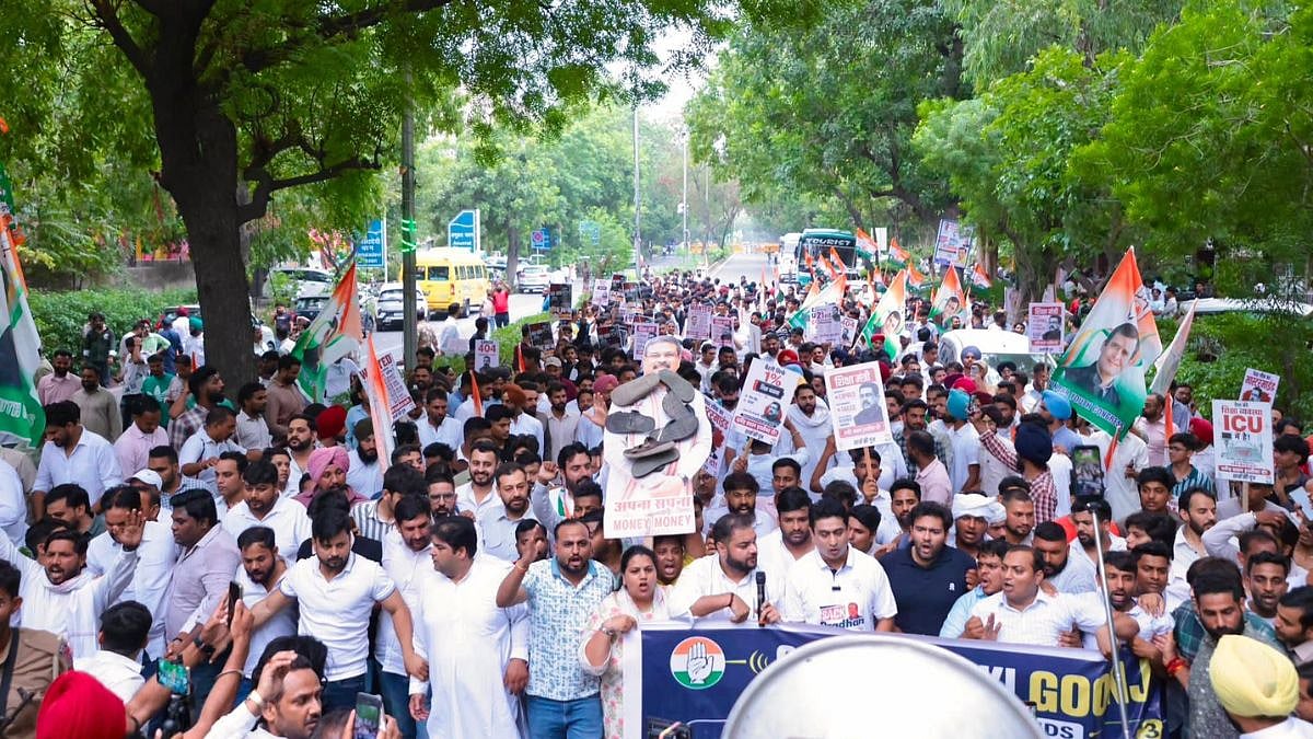 Indian Youth Congress Holds 'Chhatro Ki Goonj' March In Delhi, Demands Education Minister’s Resignation Over NEET Paper Leak Allegations | Video