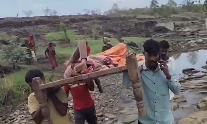 35-Year-Old Woman Gives Birth On Cot Mid-River After Ambulance Fails To Reach Village MP’s Chhindwara | VIDEO