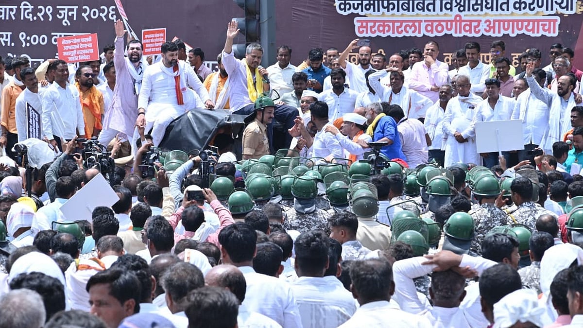 MVA Stages Road Blockade In Chhatrapati Sambhajinagar, Demands Unconditional Farm Loan Waiver