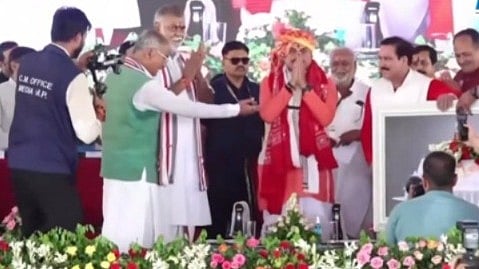 Madhya Pradesh CM Mohan Yadav Honoured With Traditional Turban At Jal Ganga Samvardhan Abhiyan Closing Ceremony In Rajgarh | VIDEO