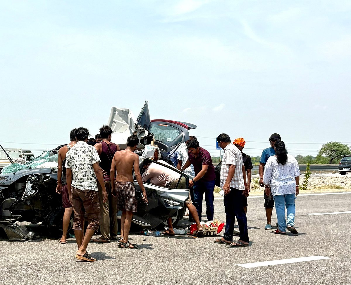 SC Advocate Saves Family Trapped In Crashed Car On Ganga Expressway, All Passengers Survive; Netizens Applaud Heroic Rescue