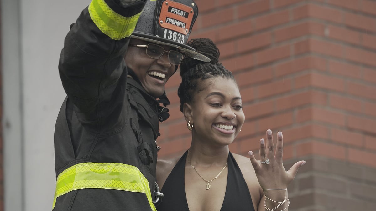 US Firefighter-Trainee Surprises Girlfriend With Rooftop-Style Proposal During Rescue Drill; Viral Video Melts Internet