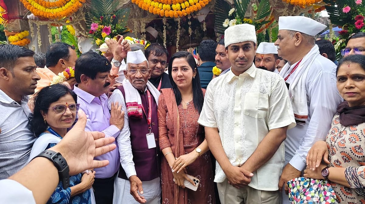 Nashik: District Collector Ayush Prasad Welcomes Sant Nivruttinath Maharaj’s Palkhi Procession